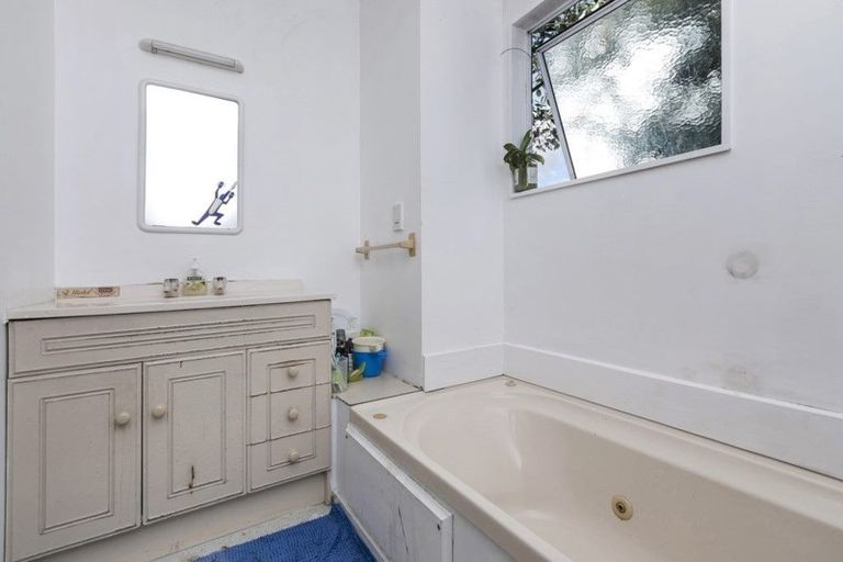 Photo of property in 8a Nutsey Avenue, Northcote, Auckland, 0627