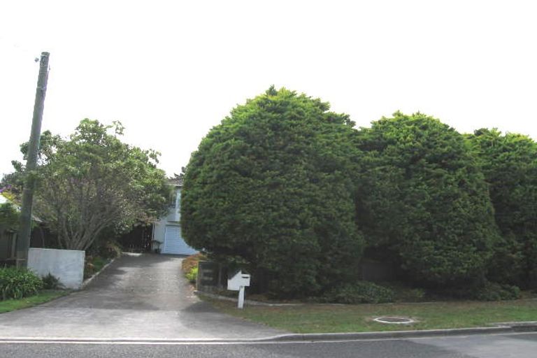Photo of property in 1/947 Beach Road, Torbay, Auckland, 0630