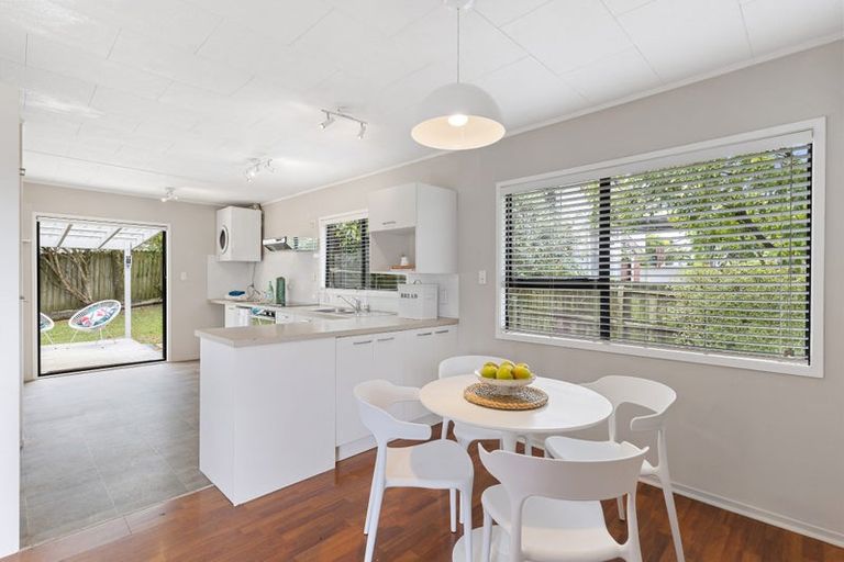 Photo of property in 9 Kupari Place, Totara Vale, Auckland, 0629