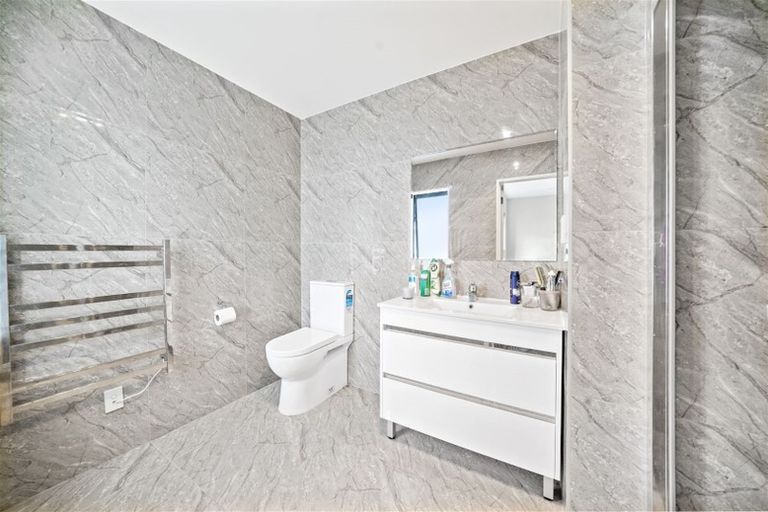 Photo of property in 10 Tapuwae Way, Mangere Bridge, Auckland, 2022