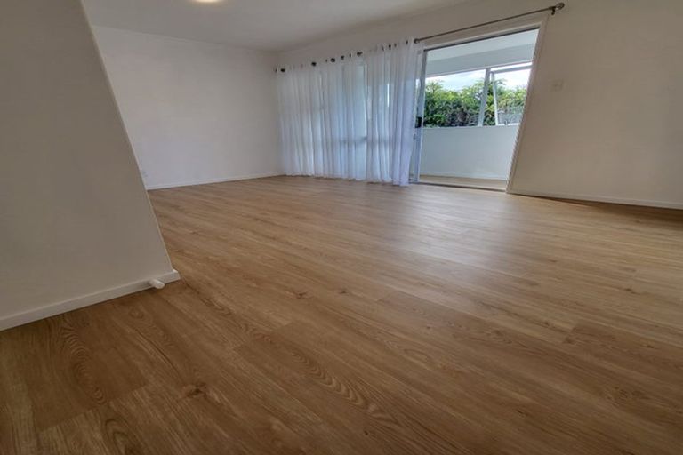 Photo of property in 2/13 Sunnyside Road, Sunnyvale, Auckland, 0612