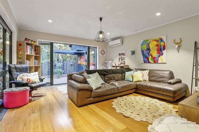 Photo of property in 32 Turanga Road, Henderson Valley, Auckland, 0612