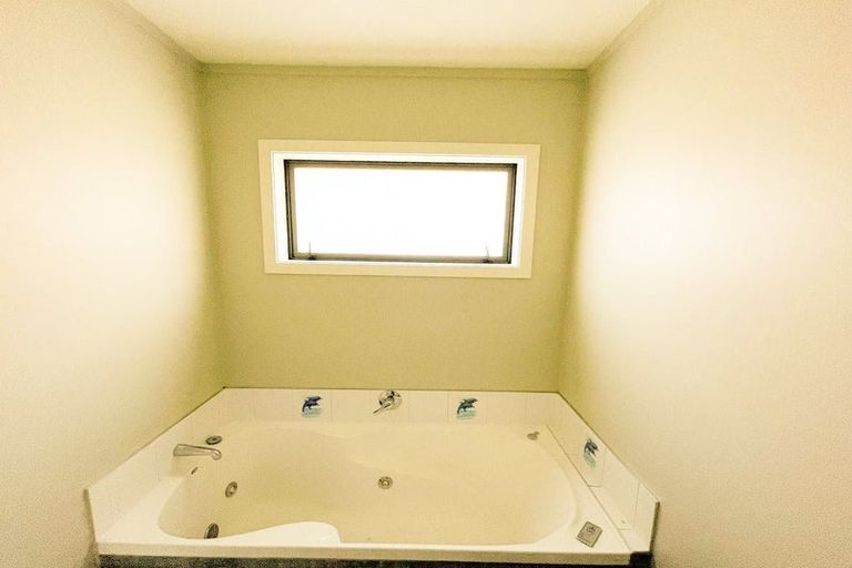 Photo of property in 60 Erlestoke Crescent, Churton Park, Wellington, 6037