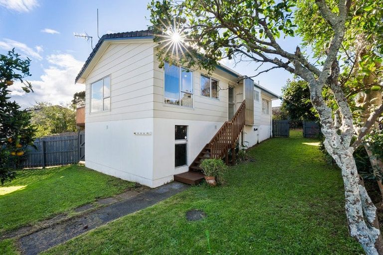 Photo of property in 2/4 Clare Place, Glenfield, Auckland, 0629