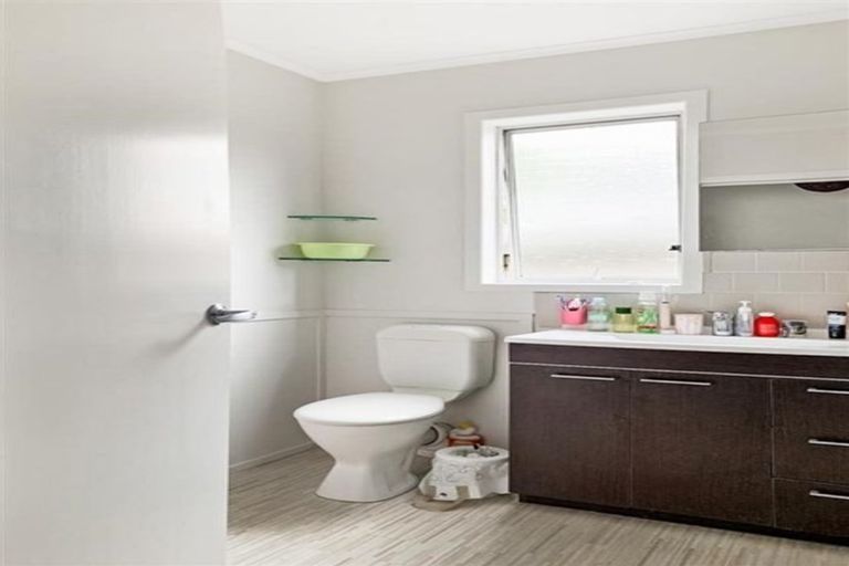 Photo of property in 2/5 Gazelle Avenue, Beach Haven, Auckland, 0626