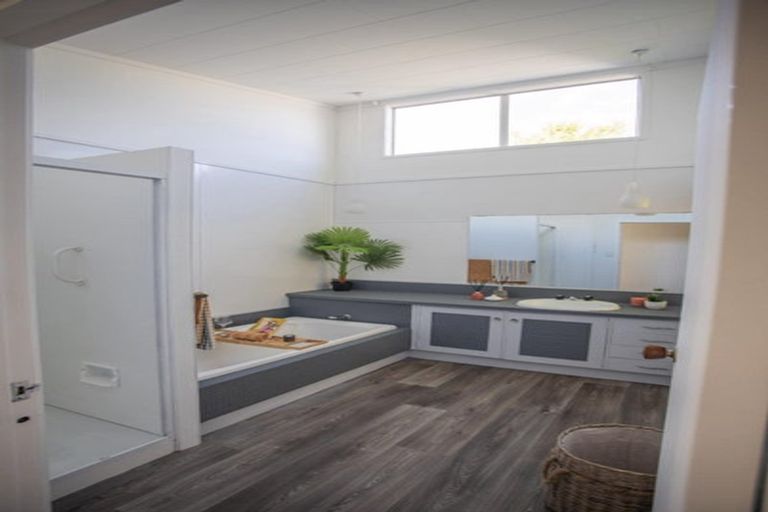 Photo of property in 2 Puketiro Place, Paihia, 0200