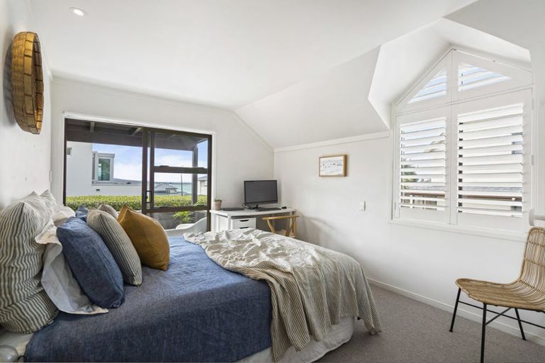 Photo of property in 2/10 Merani Street, Narrow Neck, Auckland, 0622