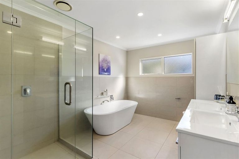 Photo of property in 3 Rosella Place, Murrays Bay, Auckland, 0630