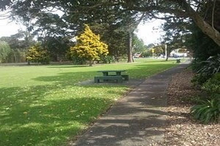 Photo of property in 1/57 Cliff View Drive, Green Bay, Auckland, 0604