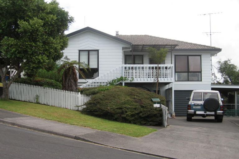 Photo of property in 3 Helicon Place, Totara Vale, Auckland, 0629