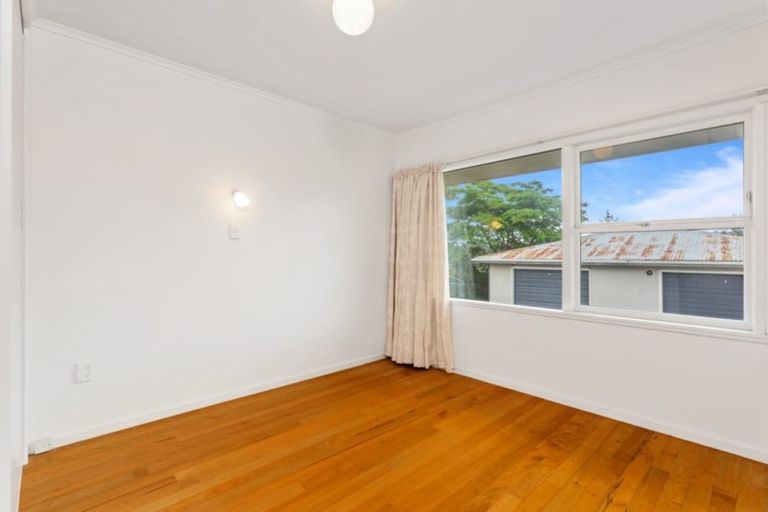 Photo of property in 1/5 Dudding Avenue, Northcote, Auckland, 0627