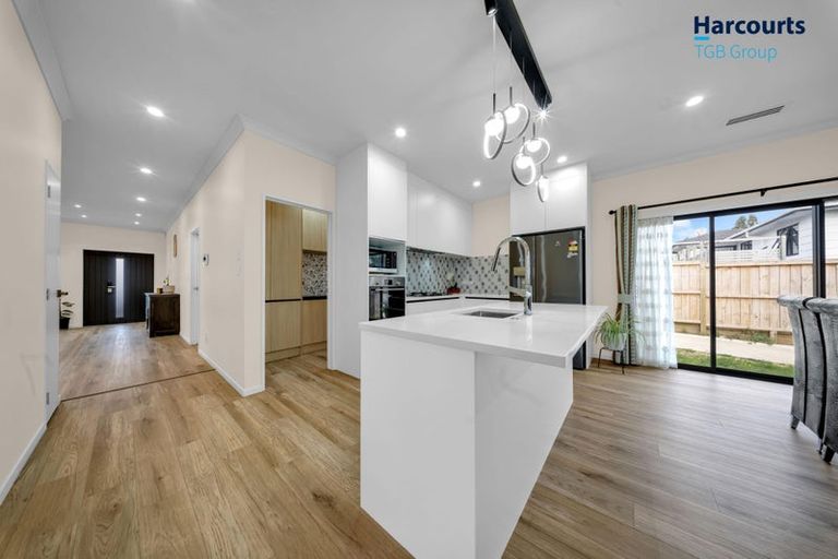 Photo of property in 6a Leven Lane, Totara Heights, Auckland, 2105