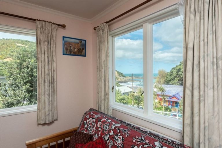 Photo of property in 16 Cave Road, Houghton Bay, Wellington, 6023