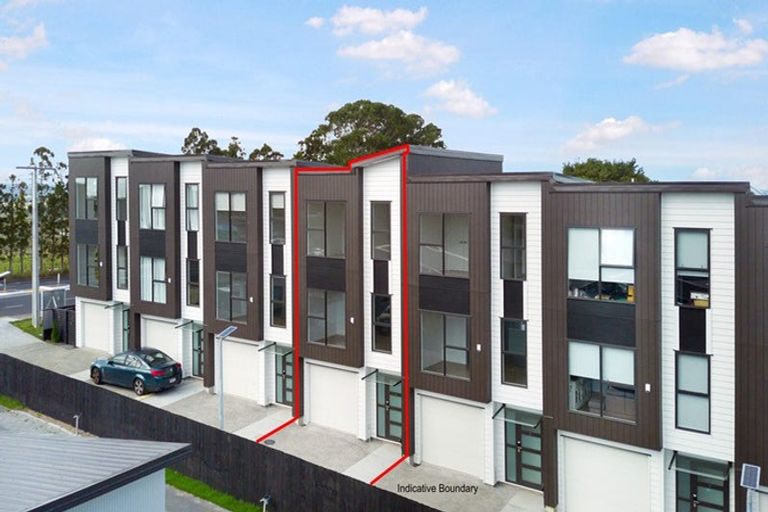 Photo of property in 4/107 Hobsonville Road, West Harbour, Auckland, 0618