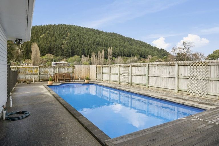 Photo of property in 18 Buckley Grove, Paraparaumu, 5032