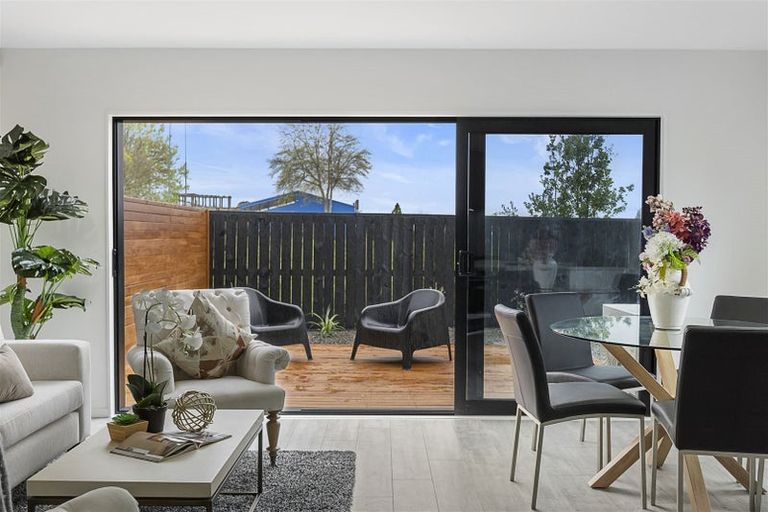 Photo of property in 10a Ballial Place, West Harbour, Auckland, 0618