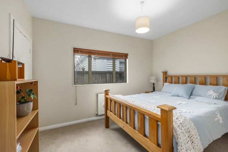 Photo of property in 118 Breaker Bay Road, Breaker Bay, Wellington, 6022