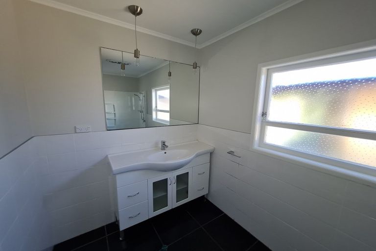 Photo of property in 669 Swanson Road, Swanson, Auckland, 0612