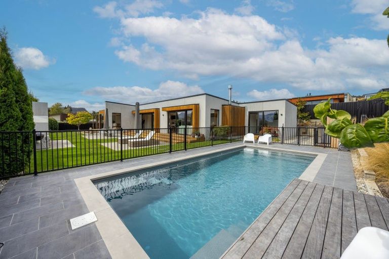 Photo of property in 16 Sapphire Spring Rise, Wanaka, 9305