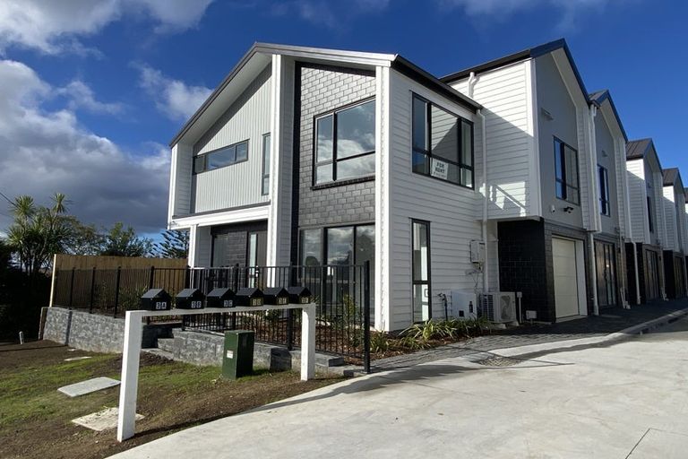 Photo of property in 3b Westall Road, New Lynn, Auckland, 0600