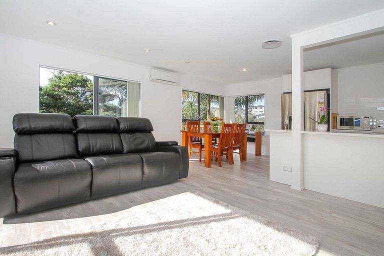 Photo of property in 1/2 Fernlea Rise, Bayview, Auckland, 0629