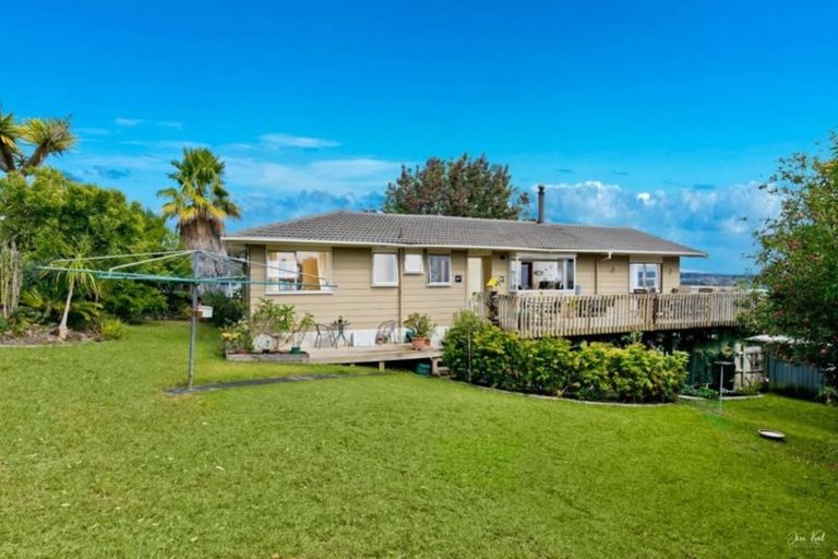 Photo of property in 33 Longreach Drive, Sunnyvale, Auckland, 0612