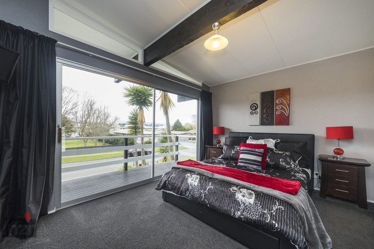 Photo of property in 12 Wikiriwhi Crescent, Awapuni, Palmerston North, 4412