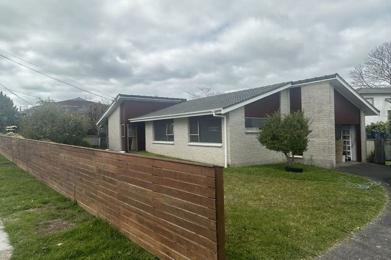 Photo of property in 121 Chivalry Road, Glenfield, Auckland, 0629