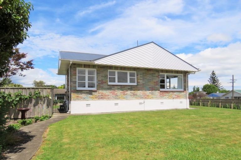 Photo of property in 2 Highbury Drive, Levin, 5510