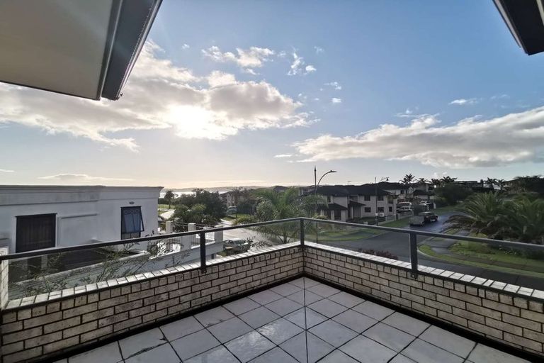 Photo of property in 46 Waimanu Bay Drive, Te Atatu Peninsula, Auckland, 0610