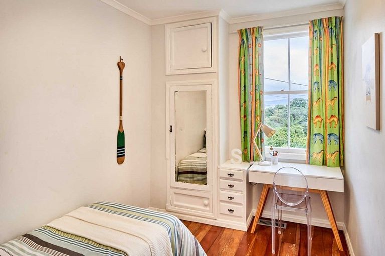 Photo of property in 25 Rona Street, Eastbourne, Lower Hutt, 5013