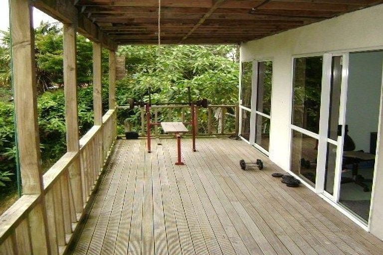 Photo of property in 635 Glenfield Road, Totara Vale, Auckland, 0629