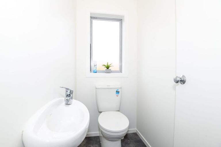 Photo of property in 75 Dress Circle, Newlands, Wellington, 6037