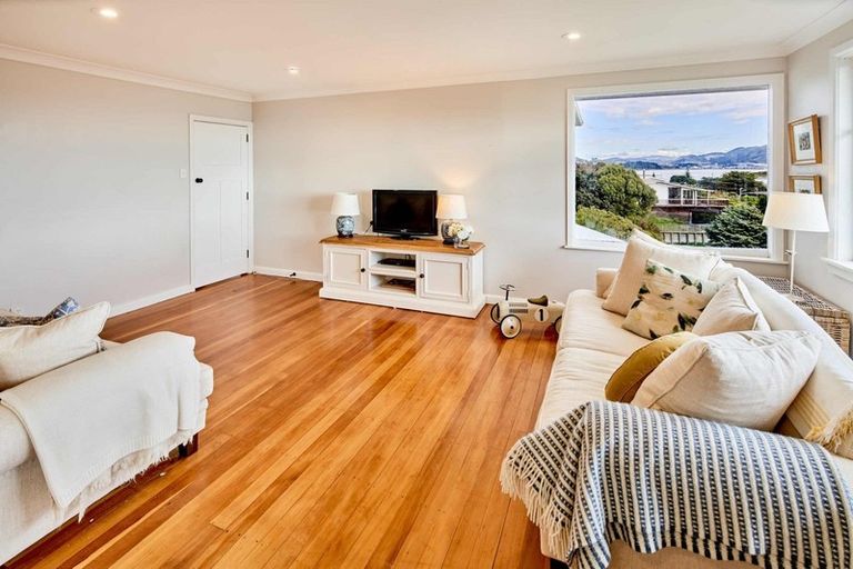 Photo of property in 9 Mana View Road, Paremata, Porirua, 5026