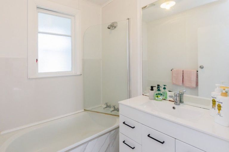 Photo of property in 17 Peters Avenue, Cloverlea, Palmerston North, 4412