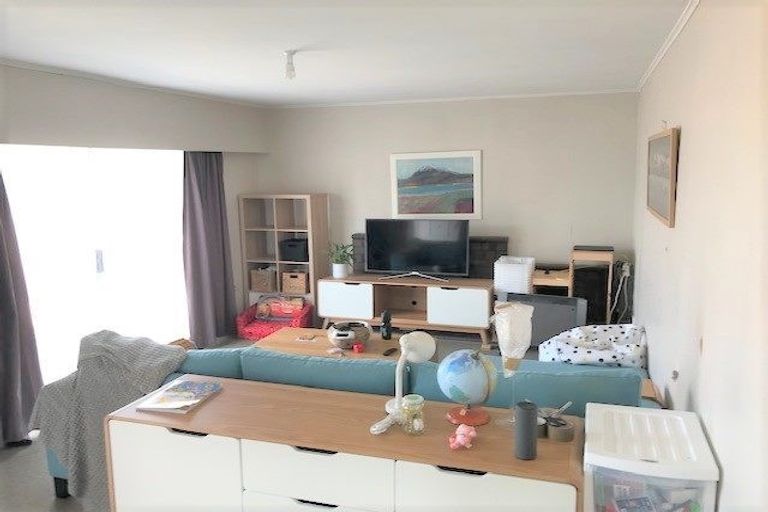 Photo of property in 68 Hobsonville Road, West Harbour, Auckland, 0618