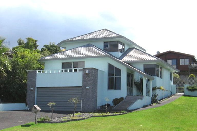 Photo of property in 13 Lagoon Way, West Harbour, Auckland, 0618