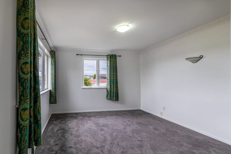 Photo of property in 12 Taipari Road, Te Atatu Peninsula, Auckland, 0610
