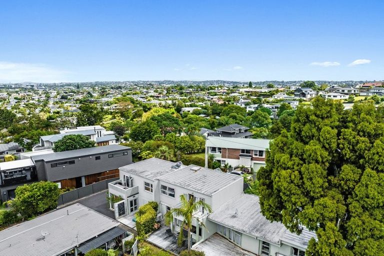 Photo of property in 3/18 Parr Terrace, Castor Bay, Auckland, 0620