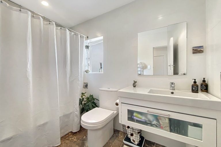 Photo of property in 122 Atkinson Road, Titirangi, Auckland, 0604