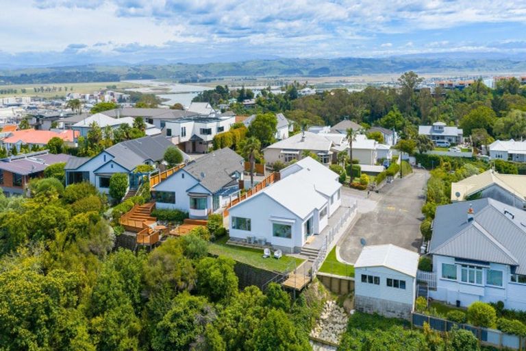 Photo of property in 15 Kavanagh Road, Hospital Hill, Napier, 4110