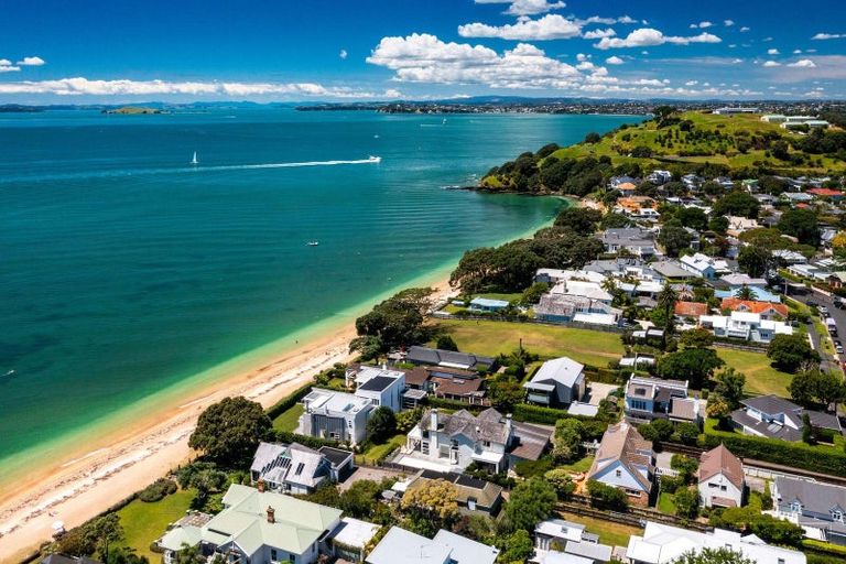 Photo of property in 30 Oxford Terrace, Coromandel, 3506