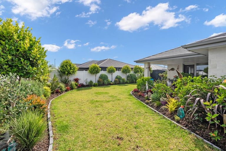 Photo of property in 104 Kaurinui Crescent, One Tree Point, 0118
