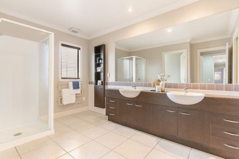 Photo of property in 11 Dunvegan Rise, East Tamaki Heights, Auckland, 2016