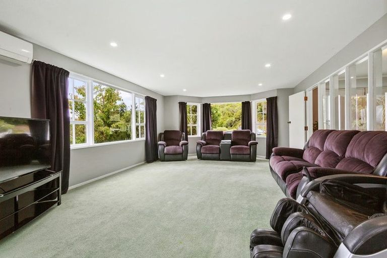 Photo of property in 7 Saint Hildas Glade, Tawa, Wellington, 5028