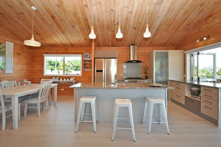 Photo of property in 37 Shakespear Road, Army Bay, Whangaparaoa, 0930