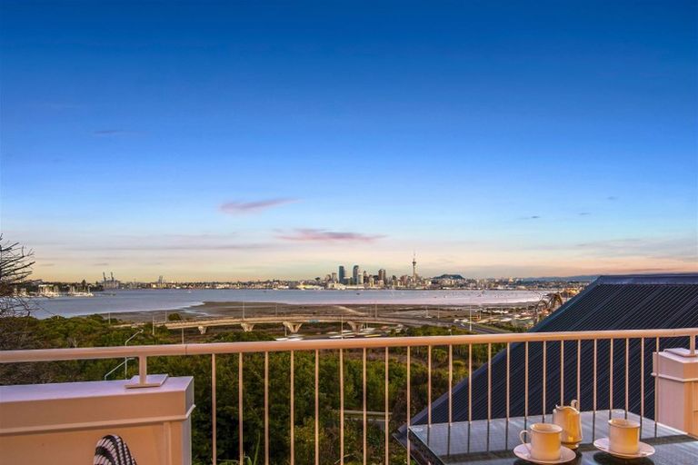 Photo of property in 25 Sylvan Avenue, Northcote, Auckland, 0627