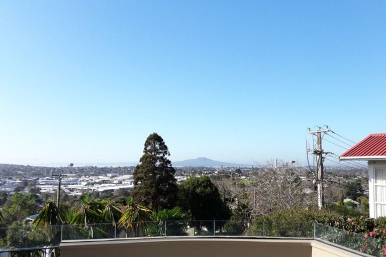 Photo of property in 19 Chivalry Road, Glenfield, Auckland, 0629