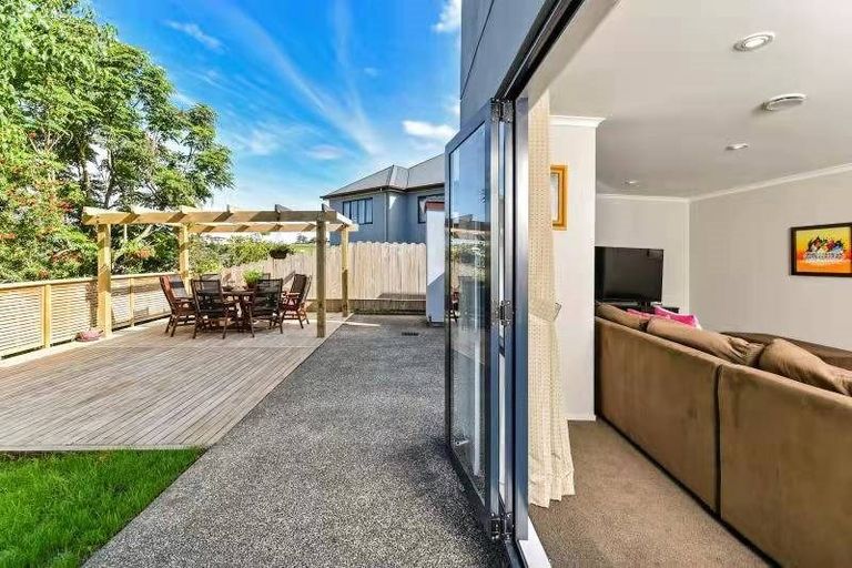 Photo of property in 14 Sonoma Crescent, Oteha, Auckland, 0632