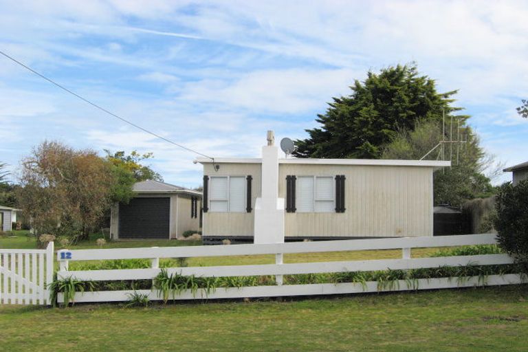 Photo of property in 12 Arthur Street, Waikawa Beach, Manakau, 5573